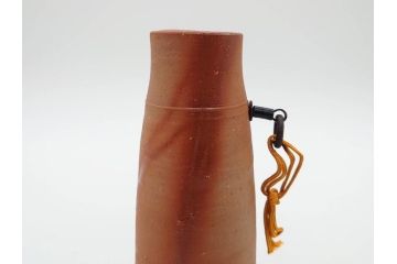 人間国宝　藤原雄　備前　緋襷　味わい深い風合いが魅力的な掛花入(花瓶、花器、花生、共箱付き)(R-075786)