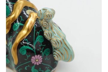ヘレンド　ハンガリー　HEREND HVNGARY　シノワズリシリーズ　狛犬ペア　西安の黒・赤　右足・左足上げ　2点セット(こまいぬ、手描き、磁器、置物、飾り物、獅子、しし、シシ、HUNGARY)(R-075787)