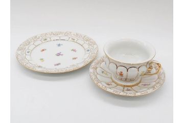 ドイツ　マイセン　Meissen　金彩　宮廷の小花　Xフォーム　ゴールドの装飾が優美な印象を与えるトリオセット(散らし小花、カップ&ソーサー、C&S、プレート、皿、洋食器)(R-075788)
