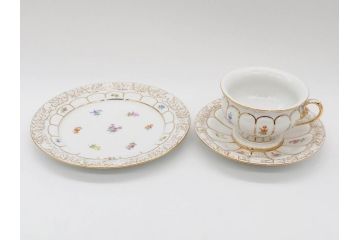 ドイツ　マイセン　Meissen　金彩　宮廷の小花　Xフォーム　ゴールドの装飾が優美な印象を与えるトリオセット(散らし小花、カップ&ソーサー、C&S、プレート、皿、洋食器)(R-075788)