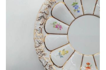 ドイツ　マイセン　Meissen　金彩　宮廷の小花　Xフォーム　ゴールドの装飾が優美な印象を与えるトリオセット(散らし小花、カップ&ソーサー、C&S、プレート、皿、洋食器)(R-075788)