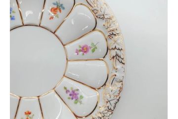 ドイツ　マイセン　Meissen　金彩　宮廷の小花　Xフォーム　ゴールドの装飾が優美な印象を与えるトリオセット(散らし小花、カップ&ソーサー、C&S、プレート、皿、洋食器)(R-075788)