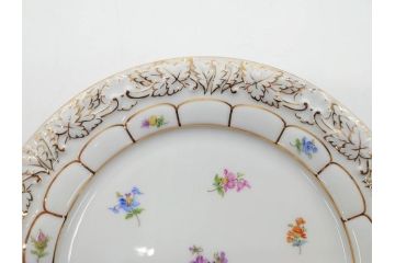 ドイツ　マイセン　Meissen　金彩　宮廷の小花　Xフォーム　ゴールドの装飾が優美な印象を与えるトリオセット(散らし小花、カップ&ソーサー、C&S、プレート、皿、洋食器)(R-075788)