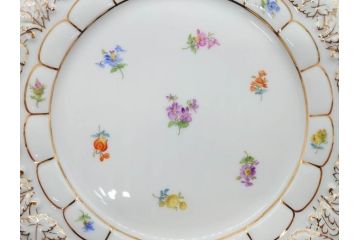 ドイツ　マイセン　Meissen　金彩　宮廷の小花　Xフォーム　ゴールドの装飾が優美な印象を与えるトリオセット(散らし小花、カップ&ソーサー、C&S、プレート、皿、洋食器)(R-075788)