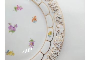 ドイツ　マイセン　Meissen　金彩　宮廷の小花　Xフォーム　ゴールドの装飾が優美な印象を与えるトリオセット(散らし小花、カップ&ソーサー、C&S、プレート、皿、洋食器)(R-075788)