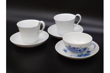 デンマーク　ROYAL COPENHAGEN(ロイヤルコペンハーゲン)　ホワイトフルーテッド ハーフレース　ブルーフラワー カーブ　ハイハンドル 気品漂う佇まいが魅力のカップ&ソーサー3客セット(White Fluted、C&S、洋食器)(R-075792)