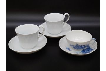 デンマーク　ROYAL COPENHAGEN(ロイヤルコペンハーゲン)　ホワイトフルーテッド ハーフレース　ブルーフラワー カーブ　ハイハンドル 気品漂う佇まいが魅力のカップ&ソーサー3客セット(White Fluted、C&S、洋食器)(R-075792)
