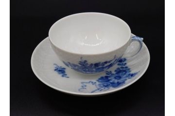 デンマーク　ROYAL COPENHAGEN(ロイヤルコペンハーゲン)　ホワイトフルーテッド ハーフレース　ブルーフラワー カーブ　ハイハンドル 気品漂う佇まいが魅力のカップ&ソーサー3客セット(White Fluted、C&S、洋食器)(R-075792)