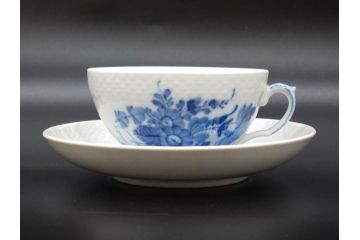 デンマーク　ROYAL COPENHAGEN(ロイヤルコペンハーゲン)　ホワイトフルーテッド ハーフレース　ブルーフラワー カーブ　ハイハンドル 気品漂う佇まいが魅力のカップ&ソーサー3客セット(White Fluted、C&S、洋食器)(R-075792)