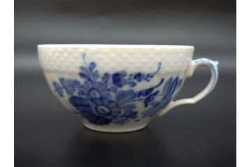 デンマーク　ROYAL COPENHAGEN(ロイヤルコペンハーゲン)　ホワイトフルーテッド ハーフレース　ブルーフラワー カーブ　ハイハンドル 気品漂う佇まいが魅力のカップ&ソーサー3客セット(White Fluted、C&S、洋食器)(R-075792)