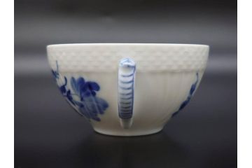 デンマーク　ROYAL COPENHAGEN(ロイヤルコペンハーゲン)　ホワイトフルーテッド ハーフレース　ブルーフラワー カーブ　ハイハンドル 気品漂う佇まいが魅力のカップ&ソーサー3客セット(White Fluted、C&S、洋食器)(R-075792)