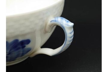 デンマーク　ROYAL COPENHAGEN(ロイヤルコペンハーゲン)　ホワイトフルーテッド ハーフレース　ブルーフラワー カーブ　ハイハンドル 気品漂う佇まいが魅力のカップ&ソーサー3客セット(White Fluted、C&S、洋食器)(R-075792)
