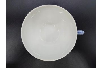 デンマーク　ROYAL COPENHAGEN(ロイヤルコペンハーゲン)　ホワイトフルーテッド ハーフレース　ブルーフラワー カーブ　ハイハンドル 気品漂う佇まいが魅力のカップ&ソーサー3客セット(White Fluted、C&S、洋食器)(R-075792)