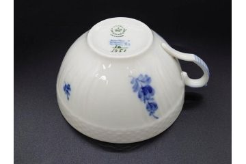 デンマーク　ROYAL COPENHAGEN(ロイヤルコペンハーゲン)　ホワイトフルーテッド ハーフレース　ブルーフラワー カーブ　ハイハンドル 気品漂う佇まいが魅力のカップ&ソーサー3客セット(White Fluted、C&S、洋食器)(R-075792)