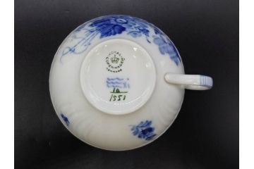 デンマーク　ROYAL COPENHAGEN(ロイヤルコペンハーゲン)　ホワイトフルーテッド ハーフレース　ブルーフラワー カーブ　ハイハンドル 気品漂う佇まいが魅力のカップ&ソーサー3客セット(White Fluted、C&S、洋食器)(R-075792)