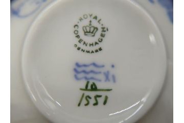 デンマーク　ROYAL COPENHAGEN(ロイヤルコペンハーゲン)　ホワイトフルーテッド ハーフレース　ブルーフラワー カーブ　ハイハンドル 気品漂う佇まいが魅力のカップ&ソーサー3客セット(White Fluted、C&S、洋食器)(R-075792)