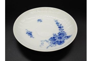デンマーク　ROYAL COPENHAGEN(ロイヤルコペンハーゲン)　ホワイトフルーテッド ハーフレース　ブルーフラワー カーブ　ハイハンドル 気品漂う佇まいが魅力のカップ&ソーサー3客セット(White Fluted、C&S、洋食器)(R-075792)