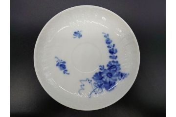 デンマーク　ROYAL COPENHAGEN(ロイヤルコペンハーゲン)　ホワイトフルーテッド ハーフレース　ブルーフラワー カーブ　ハイハンドル 気品漂う佇まいが魅力のカップ&ソーサー3客セット(White Fluted、C&S、洋食器)(R-075792)