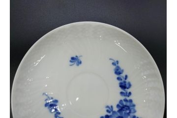 デンマーク　ROYAL COPENHAGEN(ロイヤルコペンハーゲン)　ホワイトフルーテッド ハーフレース　ブルーフラワー カーブ　ハイハンドル 気品漂う佇まいが魅力のカップ&ソーサー3客セット(White Fluted、C&S、洋食器)(R-075792)