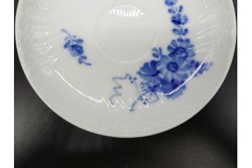 デンマーク　ROYAL COPENHAGEN(ロイヤルコペンハーゲン)　ホワイトフルーテッド ハーフレース　ブルーフラワー カーブ　ハイハンドル 気品漂う佇まいが魅力のカップ&ソーサー3客セット(White Fluted、C&S、洋食器)(R-075792)
