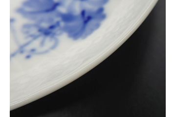 デンマーク　ROYAL COPENHAGEN(ロイヤルコペンハーゲン)　ホワイトフルーテッド ハーフレース　ブルーフラワー カーブ　ハイハンドル 気品漂う佇まいが魅力のカップ&ソーサー3客セット(White Fluted、C&S、洋食器)(R-075792)