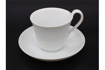 デンマーク　ROYAL COPENHAGEN(ロイヤルコペンハーゲン)　ホワイトフルーテッド ハーフレース　ブルーフラワー カーブ　ハイハンドル 気品漂う佇まいが魅力のカップ&ソーサー3客セット(White Fluted、C&S、洋食器)(R-075792)