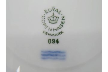 デンマーク　ROYAL COPENHAGEN(ロイヤルコペンハーゲン)　ホワイトフルーテッド ハーフレース　ブルーフラワー カーブ　ハイハンドル 気品漂う佇まいが魅力のカップ&ソーサー3客セット(White Fluted、C&S、洋食器)(R-075792)