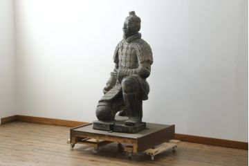 中国ビンテージ　特大!!  片膝たちの姿が堂々としている兵馬俑の象(焼物、オブジェ、跪射俑?、置物、ディスプレイ、店舗什器、ヴィンテージ)(R-075811)