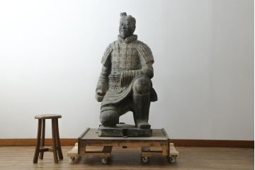 中国ビンテージ　特大!!  片膝たちの姿が堂々としている兵馬俑の象(焼物、オブジェ、跪射俑?、置物、ディスプレイ、店舗什器、ヴィンテージ)(R-075811)