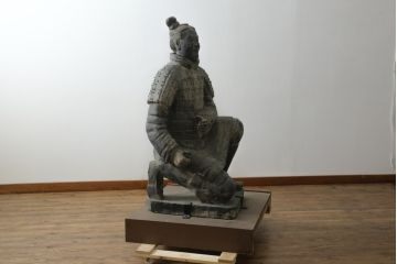 中国ビンテージ　特大!!  片膝たちの姿が堂々としている兵馬俑の象(焼物、オブジェ、跪射俑?、置物、ディスプレイ、店舗什器、ヴィンテージ)(R-075811)