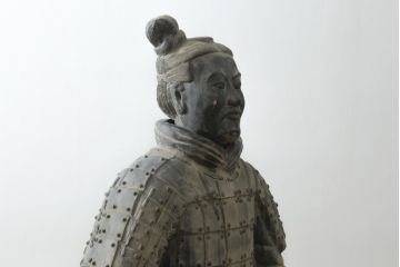中国ビンテージ　特大!!  片膝たちの姿が堂々としている兵馬俑の象(焼物、オブジェ、跪射俑?、置物、ディスプレイ、店舗什器、ヴィンテージ)(R-075811)