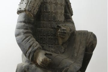 中国ビンテージ　特大!!  片膝たちの姿が堂々としている兵馬俑の象(焼物、オブジェ、跪射俑?、置物、ディスプレイ、店舗什器、ヴィンテージ)(R-075811)