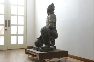中国ビンテージ　特大!!  片膝たちの姿が堂々としている兵馬俑の象(焼物、オブジェ、跪射俑?、置物、ディスプレイ、店舗什器、ヴィンテージ)(R-075811)