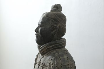 中国ビンテージ　特大!!  片膝たちの姿が堂々としている兵馬俑の象(焼物、オブジェ、跪射俑?、置物、ディスプレイ、店舗什器、ヴィンテージ)(R-075811)