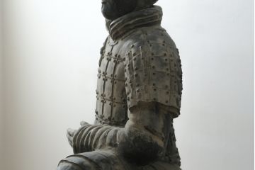 中国ビンテージ　特大!!  片膝たちの姿が堂々としている兵馬俑の象(焼物、オブジェ、跪射俑?、置物、ディスプレイ、店舗什器、ヴィンテージ)(R-075811)