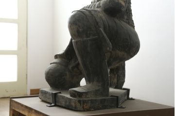 中国ビンテージ　特大!!  片膝たちの姿が堂々としている兵馬俑の象(焼物、オブジェ、跪射俑?、置物、ディスプレイ、店舗什器、ヴィンテージ)(R-075811)