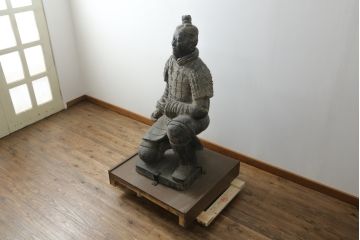 中国ビンテージ　特大!!  片膝たちの姿が堂々としている兵馬俑の象(焼物、オブジェ、跪射俑?、置物、ディスプレイ、店舗什器、ヴィンテージ)(R-075811)