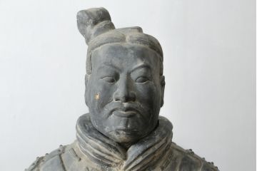 中国ビンテージ　特大!!  片膝たちの姿が堂々としている兵馬俑の象(焼物、オブジェ、跪射俑?、置物、ディスプレイ、店舗什器、ヴィンテージ)(R-075811)