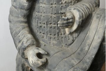 中国ビンテージ　特大!!  片膝たちの姿が堂々としている兵馬俑の象(焼物、オブジェ、跪射俑?、置物、ディスプレイ、店舗什器、ヴィンテージ)(R-075811)