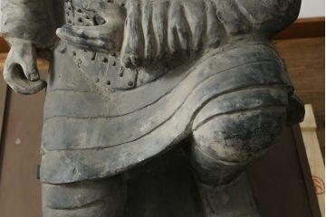 中国ビンテージ　特大!!  片膝たちの姿が堂々としている兵馬俑の象(焼物、オブジェ、跪射俑?、置物、ディスプレイ、店舗什器、ヴィンテージ)(R-075811)