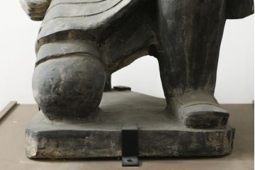 中国ビンテージ　特大!!  片膝たちの姿が堂々としている兵馬俑の象(焼物、オブジェ、跪射俑?、置物、ディスプレイ、店舗什器、ヴィンテージ)(R-075811)