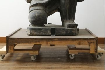 中国ビンテージ　特大!!  片膝たちの姿が堂々としている兵馬俑の象(焼物、オブジェ、跪射俑?、置物、ディスプレイ、店舗什器、ヴィンテージ)(R-075811)