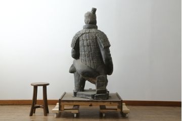 中国ビンテージ　特大!!  片膝たちの姿が堂々としている兵馬俑の象(焼物、オブジェ、跪射俑?、置物、ディスプレイ、店舗什器、ヴィンテージ)(R-075811)