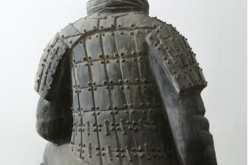中国ビンテージ　特大!!  片膝たちの姿が堂々としている兵馬俑の象(焼物、オブジェ、跪射俑?、置物、ディスプレイ、店舗什器、ヴィンテージ)(R-075811)