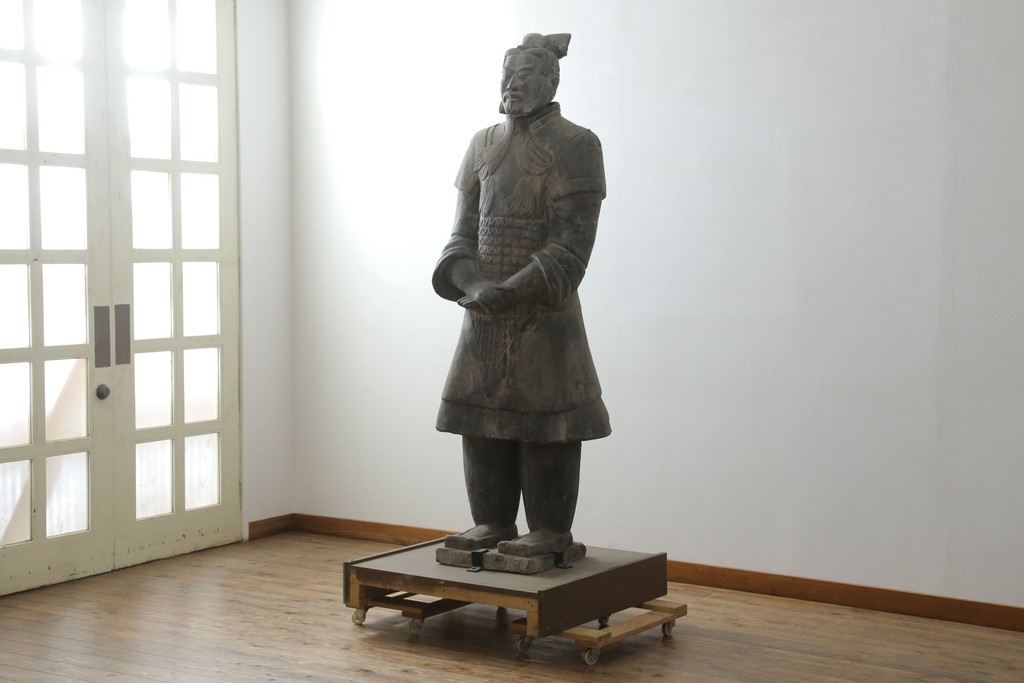 中国ヴィンテージ　特大!!　堂々とした立ち姿で威厳を感じさせる兵馬俑の像　(R-075812)