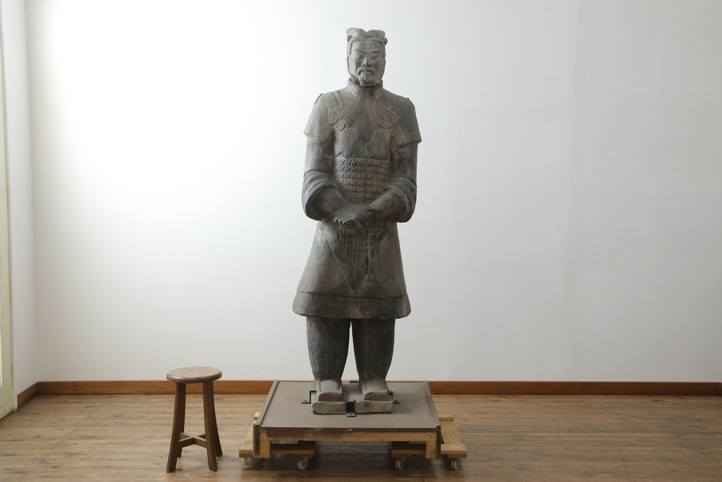中国ヴィンテージ　特大!!　堂々とした立ち姿で威厳を感じさせる兵馬俑の像　(R-075812)