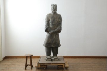 中国ヴィンテージ　特大!!　堂々とした立ち姿で威厳を感じさせる兵馬俑の像　(R-075812)