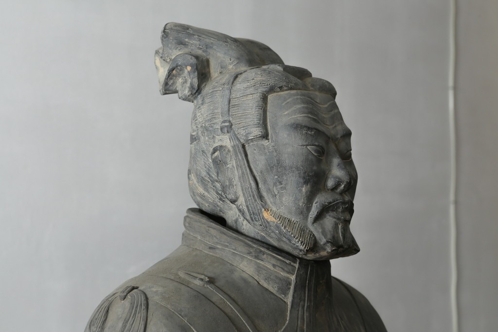 中国ヴィンテージ　特大!!　堂々とした立ち姿で威厳を感じさせる兵馬俑の像　(R-075812)