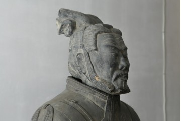 中国ヴィンテージ　特大!!　堂々とした立ち姿で威厳を感じさせる兵馬俑の像　(R-075812)