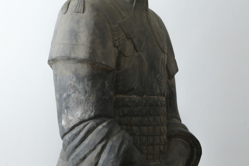 中国ヴィンテージ　特大!!　堂々とした立ち姿で威厳を感じさせる兵馬俑の像　(R-075812)